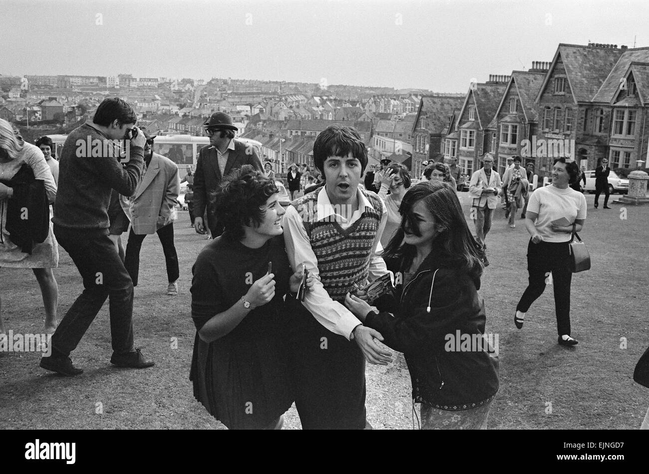 Les Beatles figurant sur leur célèbre tour de l'ouest du pays le 11 septembre 1967. Les Beatles sont actuellement en train de faire un film de télévision de 60 minutes pour la distribution mondiale, il deplict un coach voyage dans l'ouest du pays, et sera appelé tour magique Mystrey *** *** La légende locale look carré Banque D'Images Les Beatles figurant sur leur célèbre tour de l'ouest du pays le 11 septembre 1967. Les Beatles sont actuellement en train de faire un film de télévision de 60 minutes pour la distribution mondiale, il deplict un coach voyage dans l'ouest du pays, et sera appelé tour magique Mystrey *** *** La légende locale look carré Banque D'Images