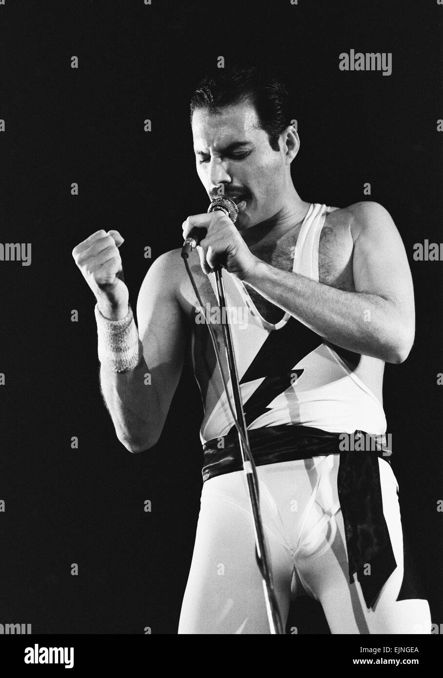 Groupe Rock Queen En Concert Au Wembley Arena Chanteur Freddie Mercury Sur Scene Pour Son 38e Anniversaire 5e Septembre 1984 Photo Stock Alamy