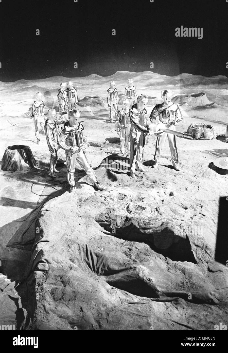 Tournage à la BBC Ealing Studios pour Dr qui oonbase « histoire' qui voit le retour des Cybermen. Notre photo montre : la construction d'un Cybermen arme sur la surface des lunes, 19 Janvier 1967 Banque D'Images