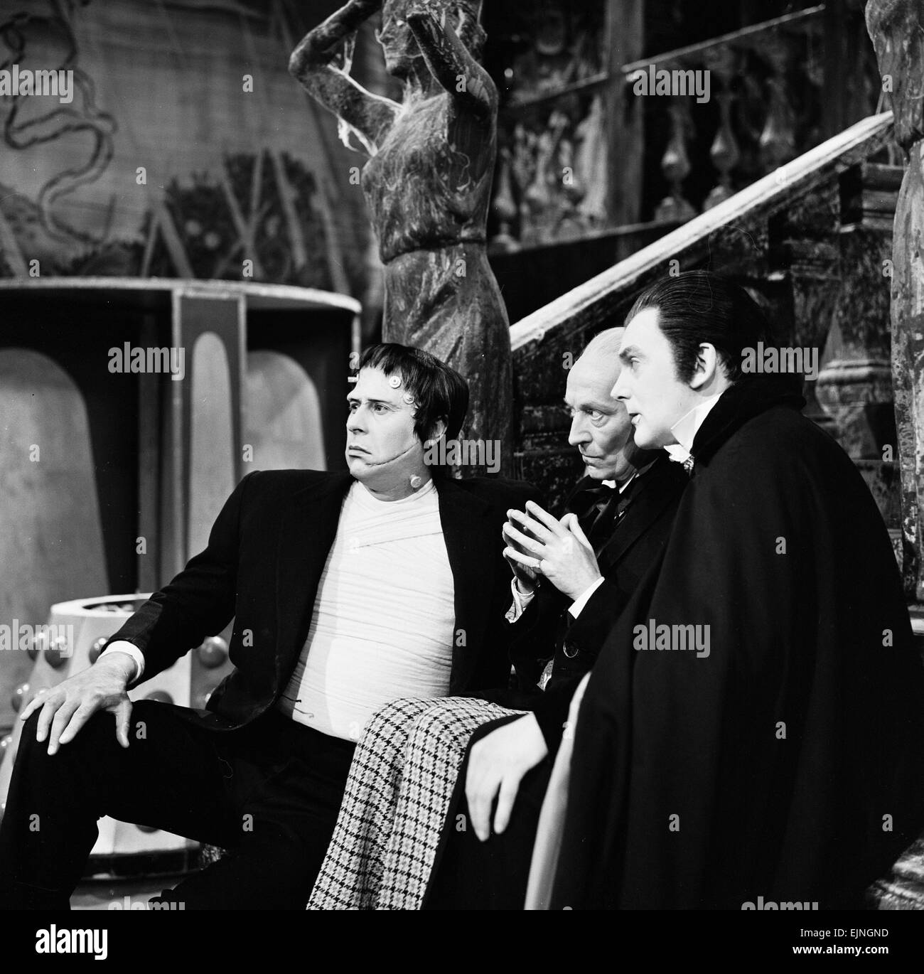 L'acteur William Hartnell - le premier médecin - en photo pendant les répétitions au centre de télévision du 21 mai 1965. Dr qui Story - The Chase, avec les Daleks, Frankenstein joué par John Maxim & Le Comte Dracula joué par Malcolm Rogers. *** *** Local Caption Dr qui - - 13/08/2010 Banque D'Images