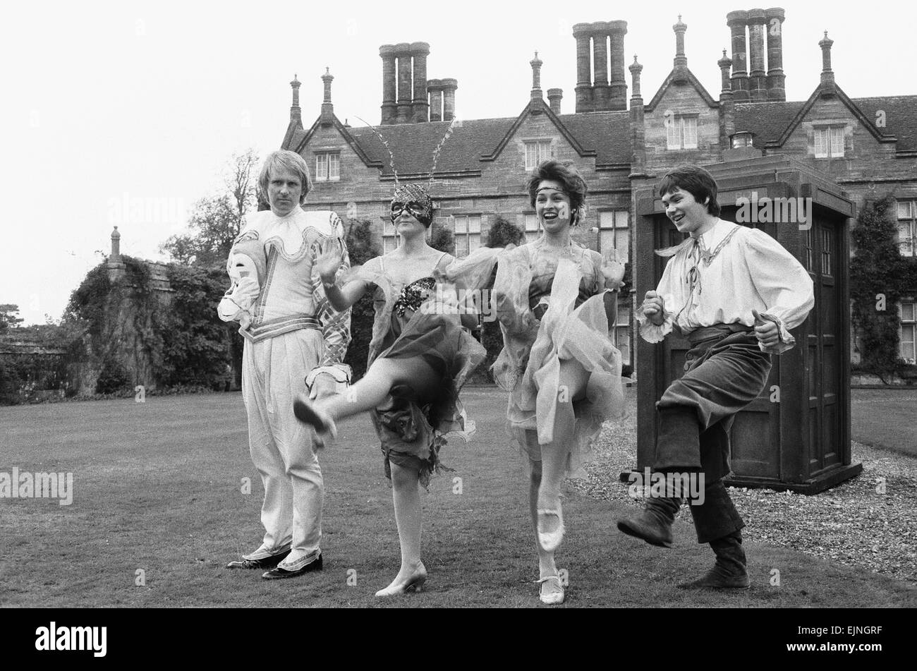 L'acteur Peter Davison comme 5e Médecin qui (de gauche à droite) avec Sarah Sutton comme Nyssa, Janet Fielding que Tegan et Matthew Waterhouse comme Adric vu ici à Buckhurst House, Withyham, East Sussex, tourner une partie de l'histoire intitulée l'Orchidée noire. 8 octobre 1981 Banque D'Images