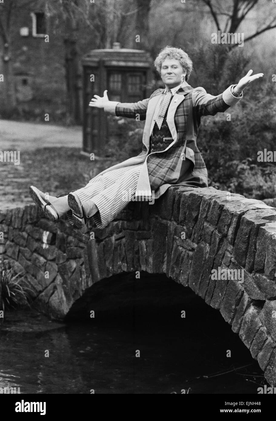 Acteur Colin Baker, récemment nommé comme le sixième Médecin qui dans le programme de science-fiction de la BBC, que l'on voit pour la première fois en costume lors d'un photocall au Centre de Télévision de White City. Il prendra la relève le rôle quand Peter Davison quitte la série en mars. 10 janvier 1984. Banque D'Images