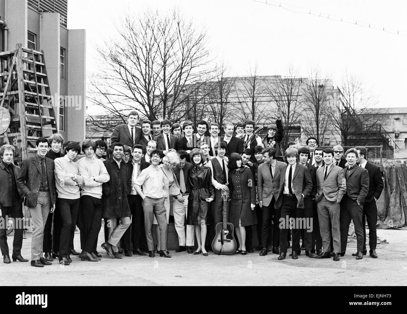 La Ready Steady Go Mod Bal à Wembley Empire Pool. Les Rolling Stones. Brian Jones, Bill Wyman, Keith Richards, Mick Jagger, Charlie Watts avec d'autres artistes y compris Cilla Black, Freddie et les rêveurs, les sons incorporés, Kenny Lynch, Kathy Kirby, Manfred Mann Fourmost, Billy J. Kramer & the Dakotas, Merseybeats, et les chercheurs avec comperes Keith Fordyce & Cathy McGowan . 8e avril 1964. Mike Millward, guitare et chant pour les Fourmost. Il meurt de leucémie en 1966. 2 Mike Maxfield, guitare solo de Billy J. Kramer et les Dakotas. Plus tard a subi un accident vasculaire cérébral mais toujours impliqués Banque D'Images