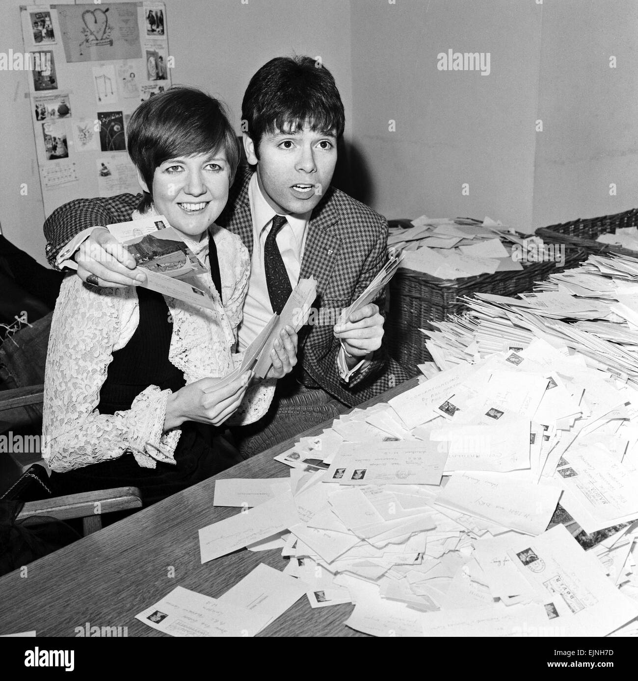 Cliff Richard et Cilla Black compter les voix pour la chanson pour l'Eurovision concours. 8 mars 1968. *** *** Local Caption - watscan - 19/05/2010 Banque D'Images
