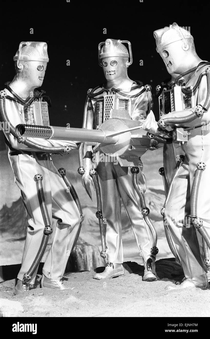 Tournage à la BBC Ealing Studios pour Dr qui oonbase « histoire' qui voit le retour des Cybermen. Notre photo montre : la construction d'un Cybermen arme sur la surface des lunes, 19 Janvier 1967 Banque D'Images