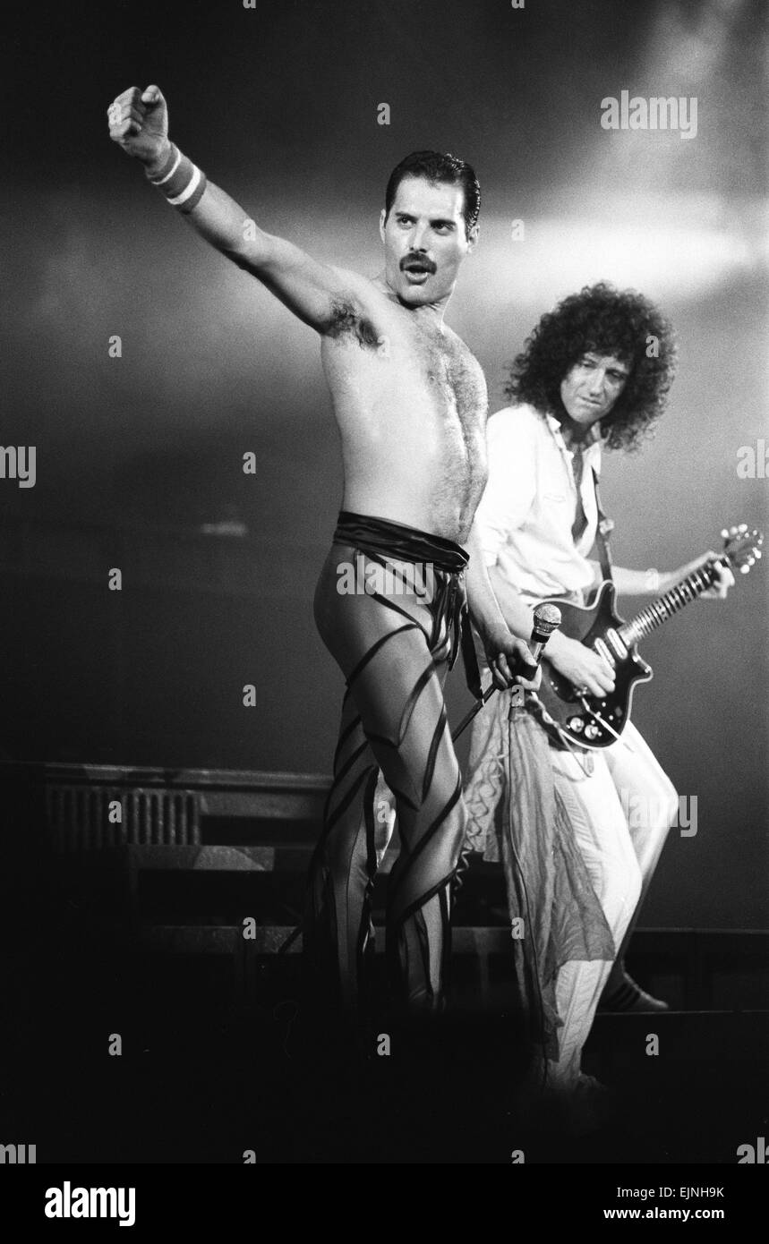 Groupe Rock Queen En Concert Au Wembley Arena Chanteur Freddie Mercury Sur Scene Pour Son 38e Anniversaire Avec Le Guitariste Brian May 5e Septembre 1984 Photo Stock Alamy Groupe Rock Queen En Concert Au Wembley Arena Chanteur Freddie Mercury Sur Scene Pour Son 38e Anniversaire Avec Le Guitariste Brian May 5e Septembre 1984 Photo Stock Alamy