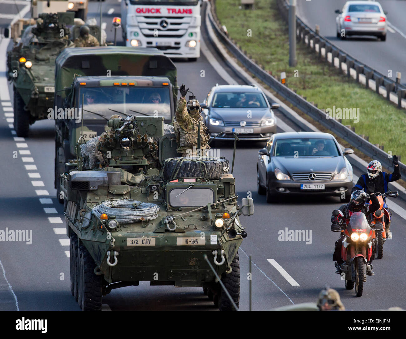 Prague, République tchèque. 30Th Mar, 2015. Un véhicule de combat blindé US Stryker entre dans Prague le lundi, Mars 30, 2015. Le 'Dragoon Ride' convoi a commencé la semaine dernière à partir de l'Estonie et passé par la Lettonie, la Lituanie et la Pologne avant d'entrer dans la République tchèque le dimanche et lundi à Prague le reste d'un voyage de retour à la base. Photo : CTK Vit Simanek/Photo/Alamy Live News Banque D'Images