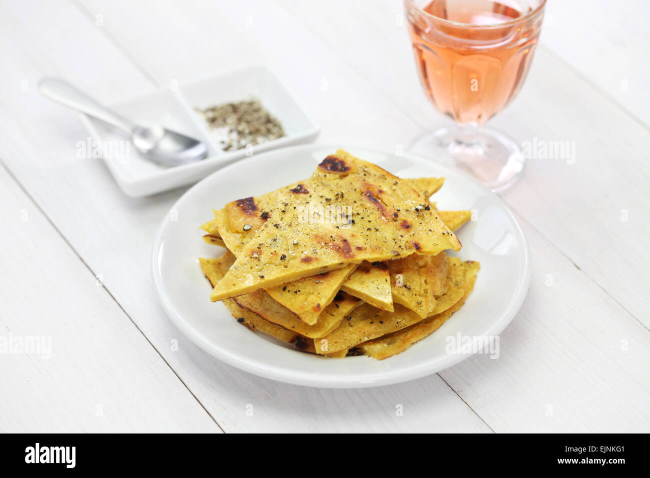 La socca, farinata, crêpe de pois chiches avec vin rose Banque D'Images