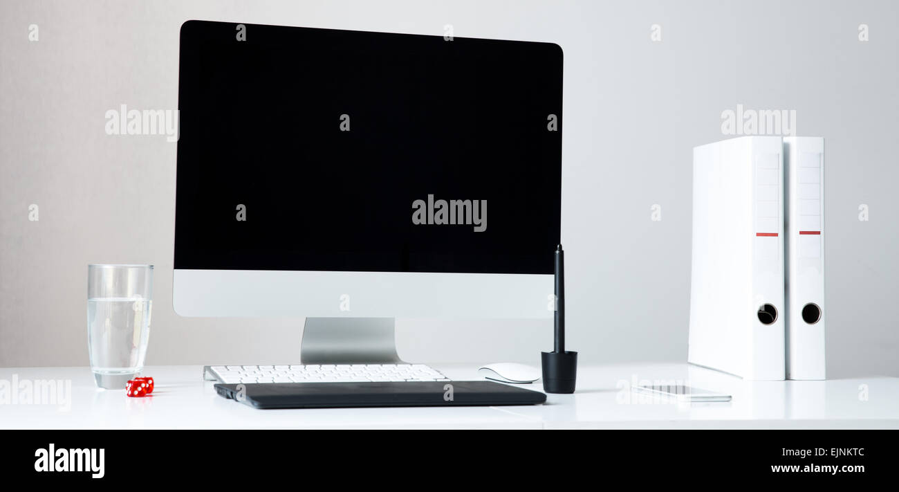 Libre De Droit D Un Ordinateur Sur La Table Avec Ecran Vide In Office Photo Stock Alamy