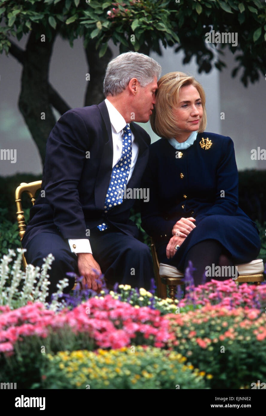 Le président des États-Unis, Bill Clinton, des chuchotements de première dame Hillary Clinton lors d'un événement à la Maison Blanche le 22 mars 1997 à Washington, DC. Banque D'Images