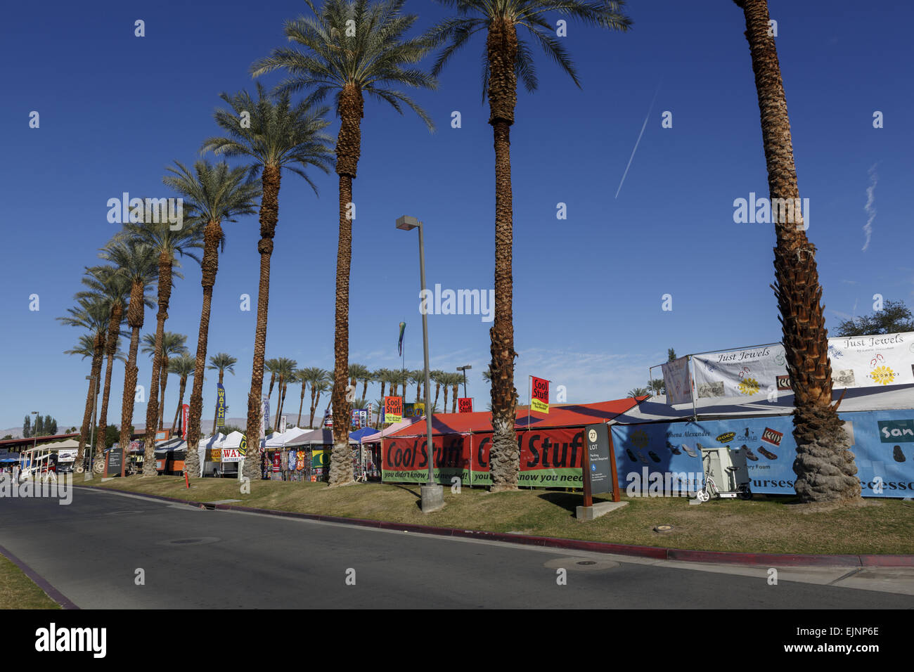 Stands Stands route bordée de palmiers au College of the Desert Week-end Street Market Palm Desert Coachella Valley dans le Comté de Riverside en Californie USA Banque D'Images