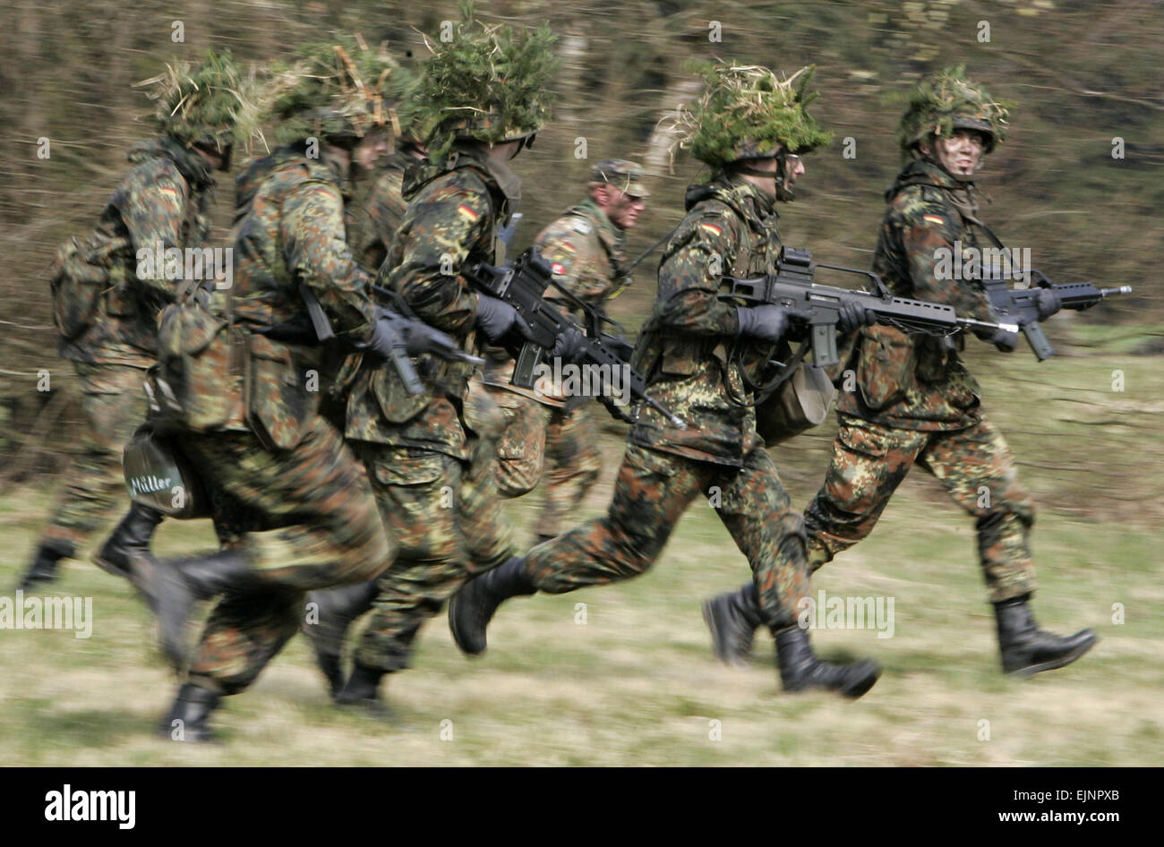 Schwarzenborn, Allemagne. 14 avr, 2005. (Afp) - Un groupe d'appelés de la division d'infanterie de la Bundeswehr, une tenue de camouflage et armé d'un fusil G36, exécuté sur un terrain au cours d'un exercice sur le terrain dans le cadre de la formation militaire de base à la caserne en Knuell Schwarzenborn, Allemagne, 14 avril 2005. © dpa/Alamy Live News Banque D'Images