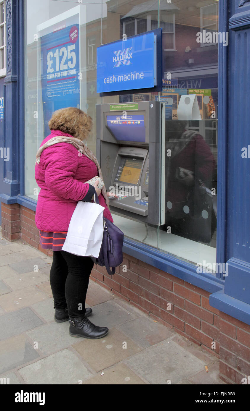 Lady en utilisant une machine à sous à Beverley yorkshire Banque D'Images