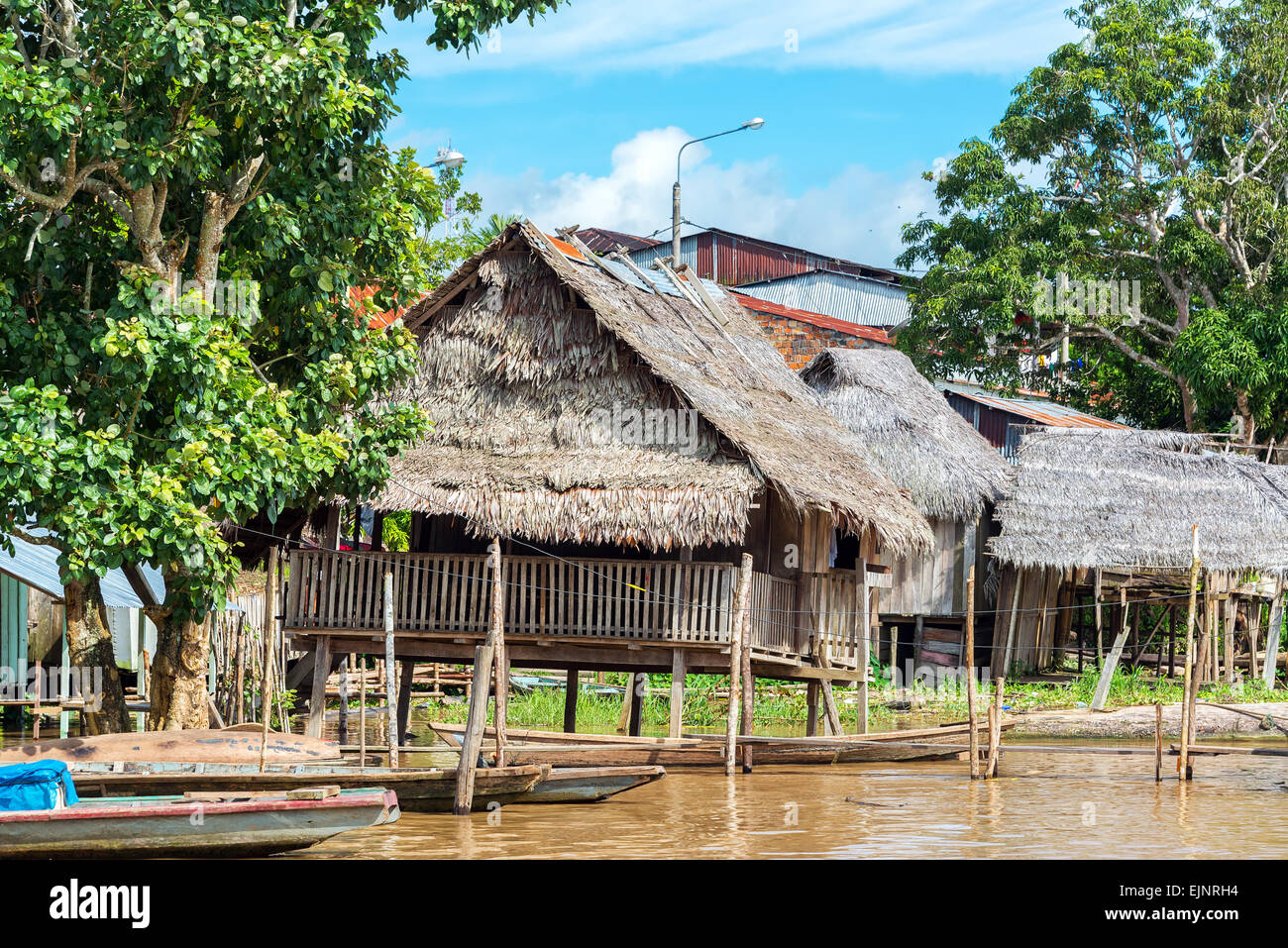 House on stilts in amazon Banque de photographies et d'images à haute  résolution - Alamy