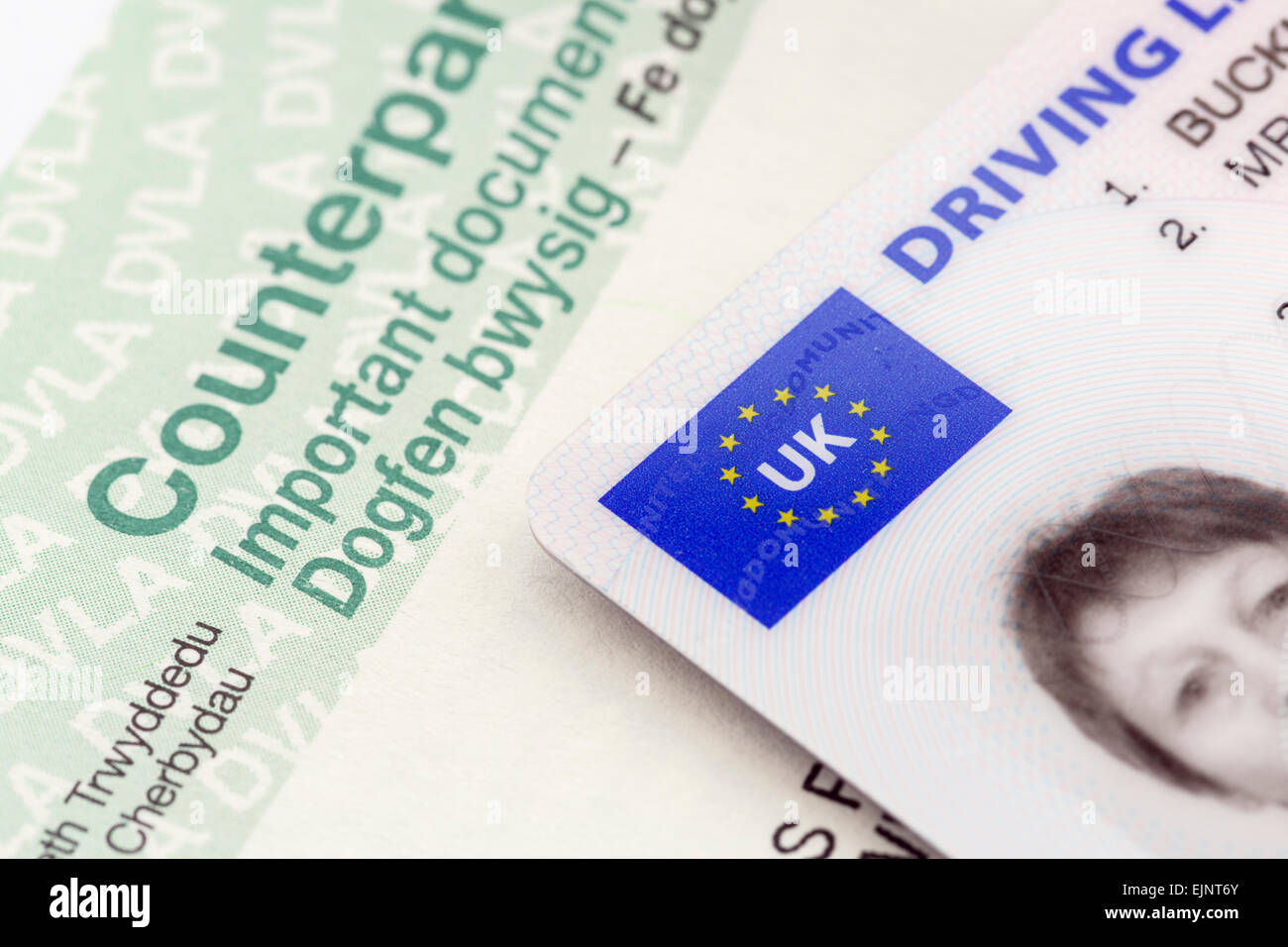 Une carte en plastique Royaume-uni permis de conduire photographique sur un document papier bilingue en anglais et gallois publié par DVLA. UK Banque D'Images