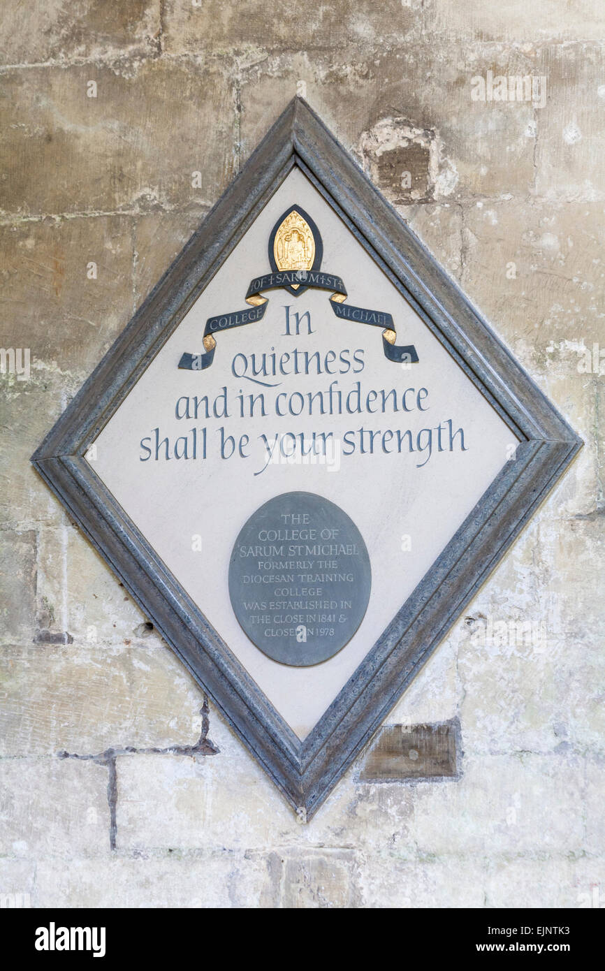Dans la tranquillité et dans la confiance sera votre force plaque dans la cathédrale de Salisbury, Salisbury, Wilshire, Royaume-Uni en mars Banque D'Images