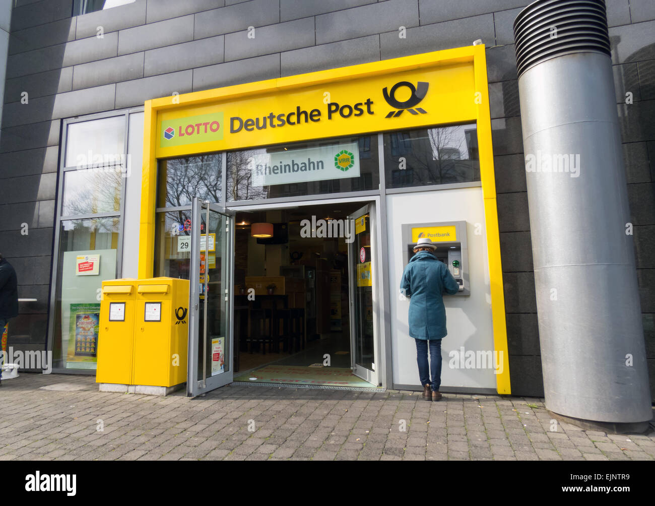 Poste allemande, Deutsche Post Shop, Dusseldorf ALLEMAGNE Banque D'Images