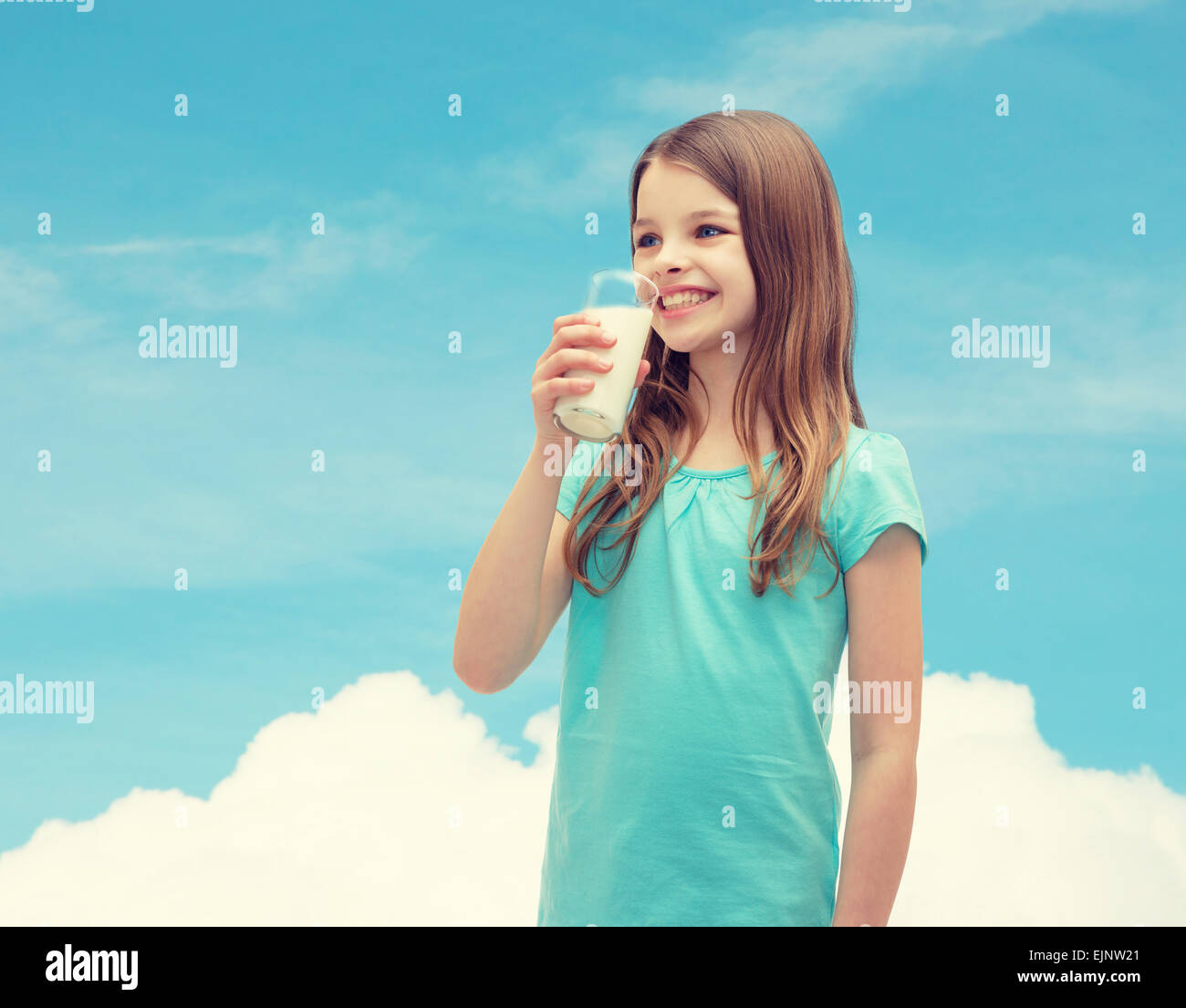 Smiling little girl boire du lait en verre Banque D'Images