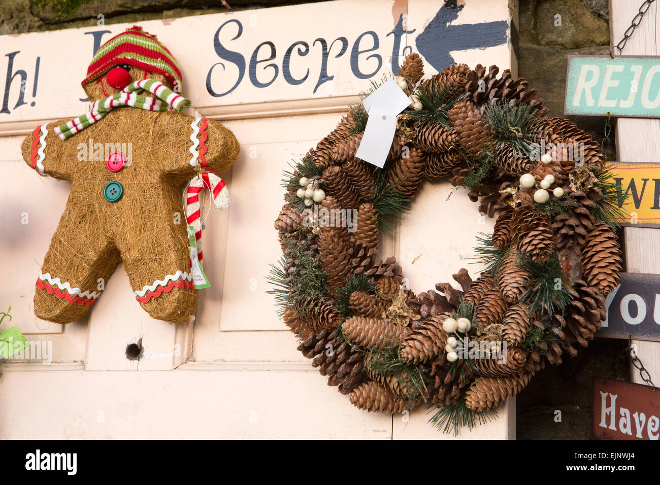 Royaume-uni, Angleterre, dans le Yorkshire, Malham, Festival de Dickens, les décorations de Noël sur l'affichage Banque D'Images