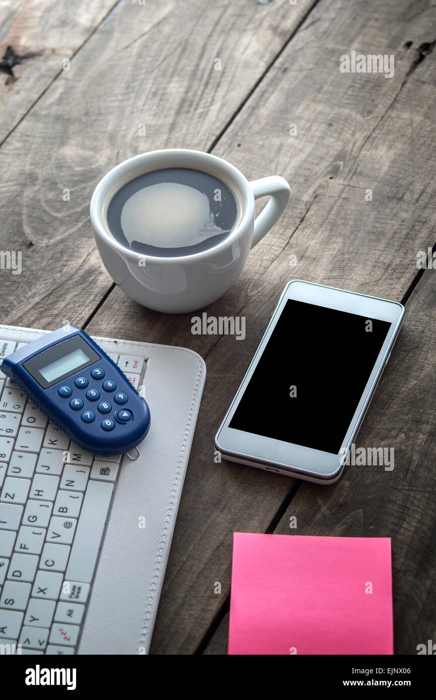 Le bloc-notes, ordinateur portable et tasse à café sur table en bois. Vue de dessus Banque D'Images