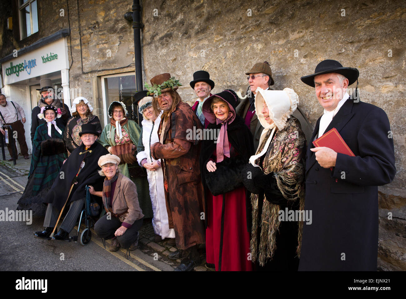 Royaume-uni, Angleterre, dans le Yorkshire, Malham, Dickens, Festival, groupe de visiteurs en costume victorien Banque D'Images