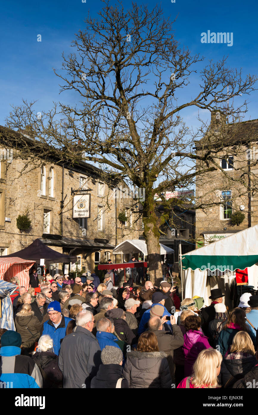 Royaume-uni, Angleterre, dans le Yorkshire, Malham, Festival de Dickens, l'auditoire réunit à Main Square Banque D'Images