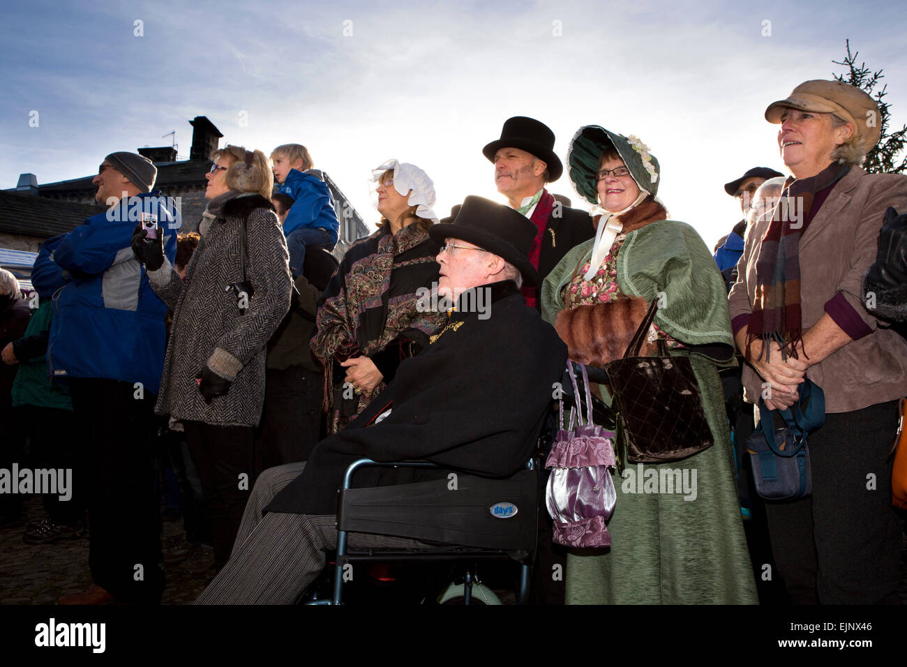 Royaume-uni, Angleterre, dans le Yorkshire, Malham, festival Dickens, Hebden Bridge Brass Band Concert, l'auditoire en costume Banque D'Images