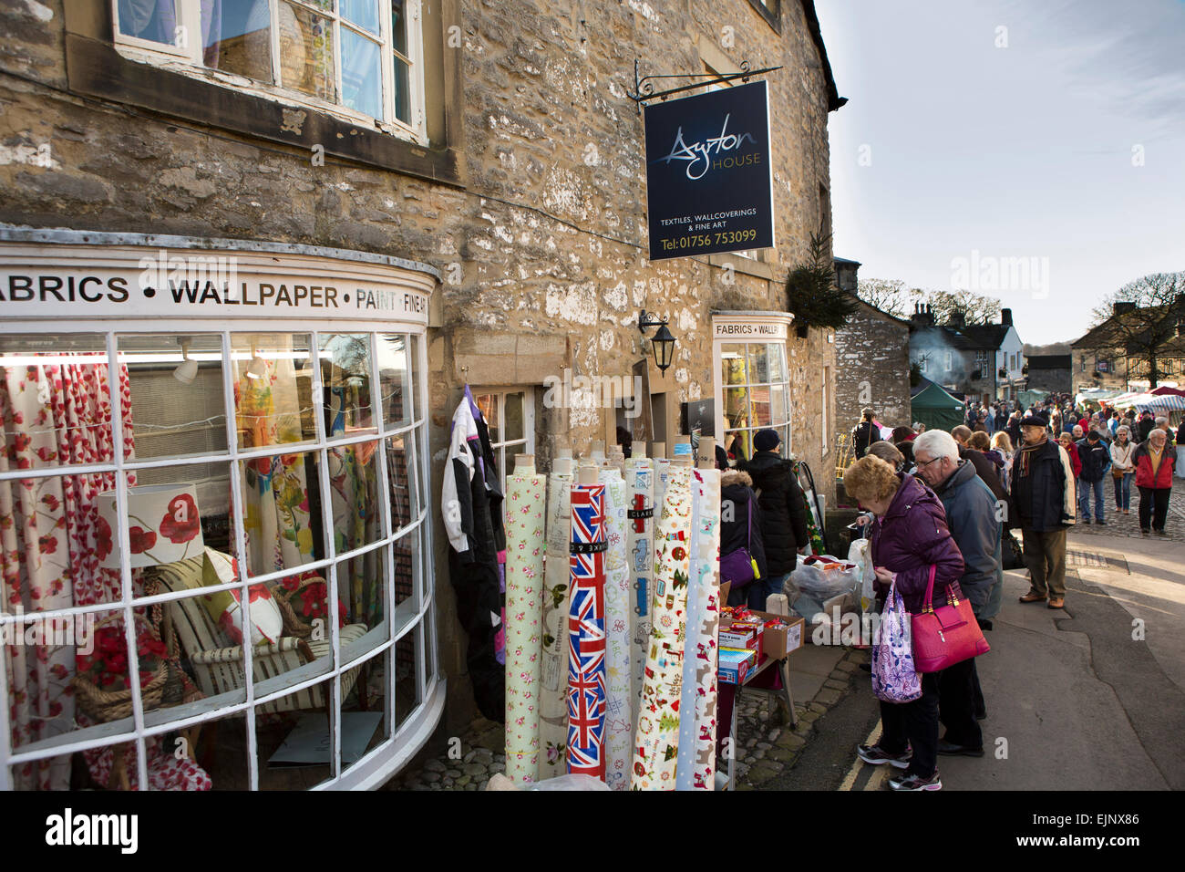 Royaume-uni, Angleterre, dans le Yorkshire, Malham, Festival de Dickens, les visiteurs en fouillant les aubaines en tissu shop Banque D'Images