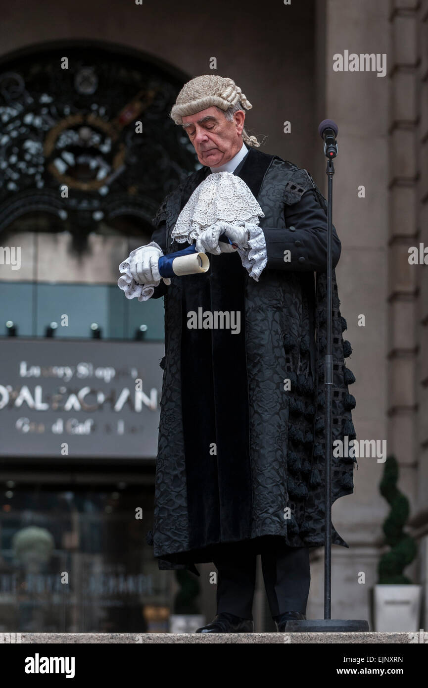 Londres, Royaume-Uni. 30 mars 2015. Après la dissolution du Parlement plus tôt aujourd'hui, par tradition, la politique commune de crieur public de la ville de lire une copie de la Proclamation royale, convoque un nouveau Parlement et nécessitant une élection, les étapes de l'Royal Exchange, il a été remis par la common Serjeant de la ville, avant qu'il soit aussi lue dans l'arrondissements de Londres. Crédit : Stephen Chung / Alamy Live News Banque D'Images