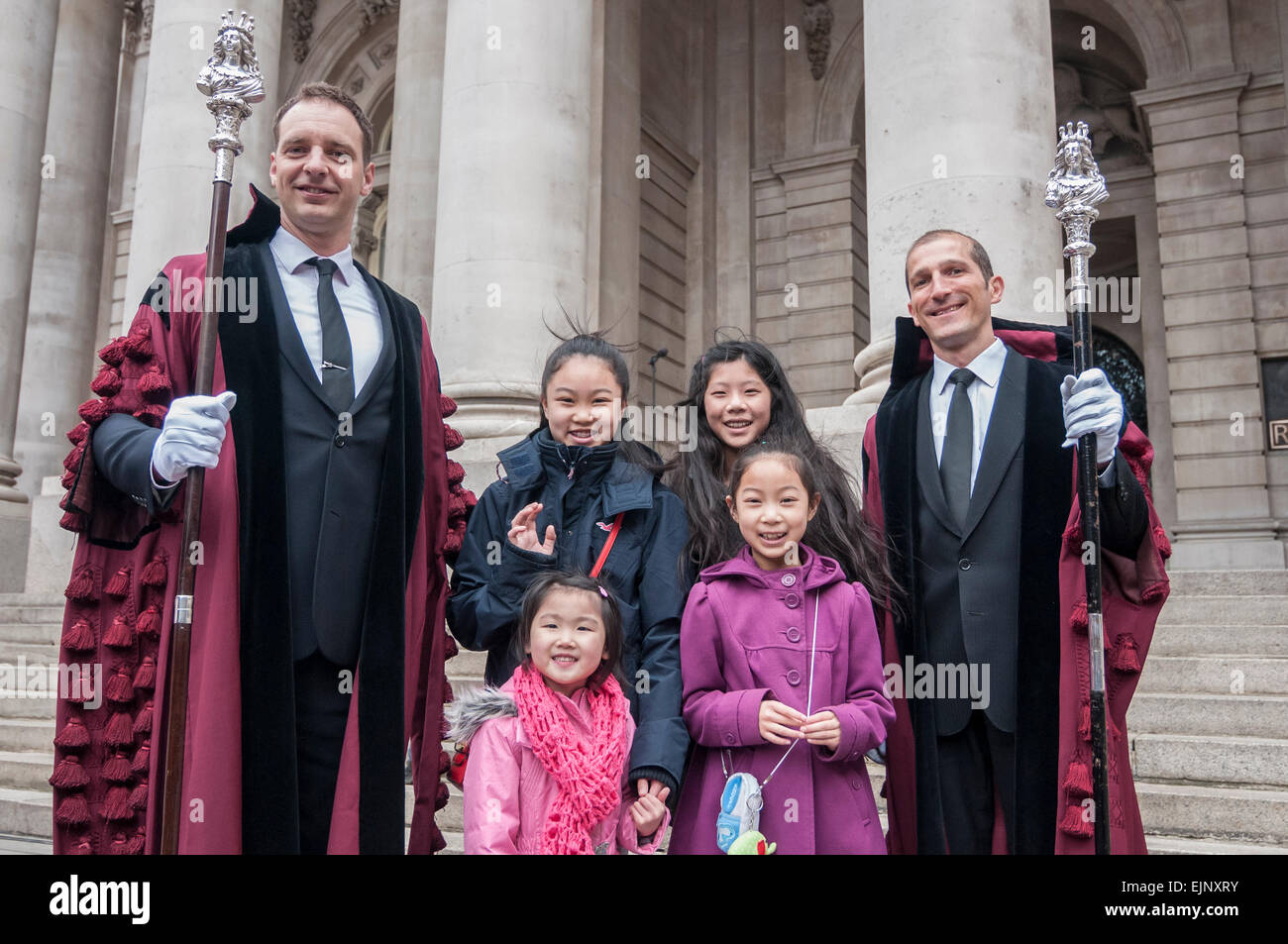 Londres, Royaume-Uni. 30 mars 2015. Les touristes posent avec les porteurs mace sur les marches de la Royal Exchange, après la lecture de la Proclamation royale par le crieur public commun. Crédit : Stephen Chung / Alamy Live News Banque D'Images