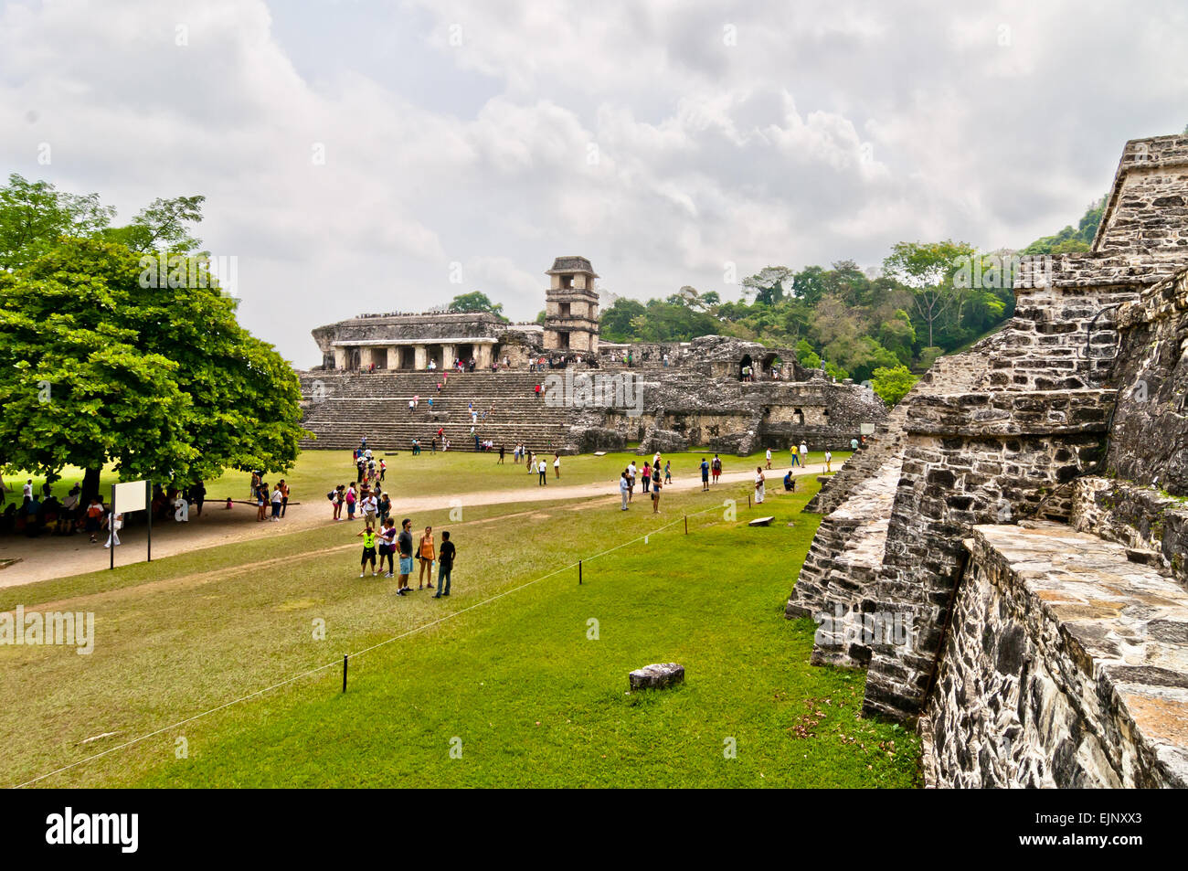 Palenque, Mexique - Avril 18, 2014 : les touristes visiter les ruines de Palenque au Chiapas, Mexique. Banque D'Images