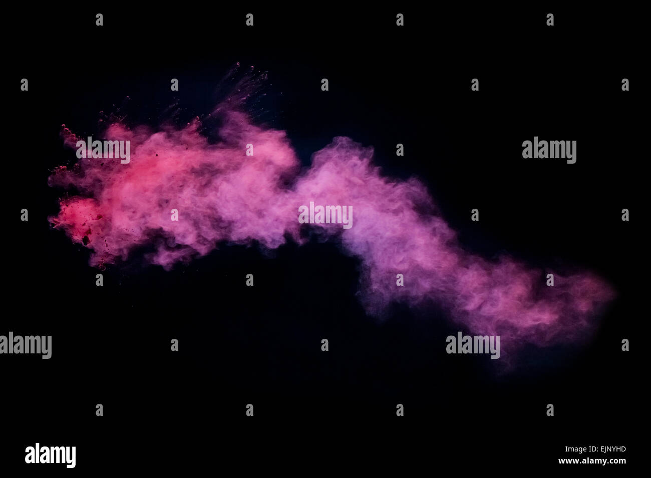 Motion de gel d'explosion de poussière rose isolé sur fond noir Banque D'Images