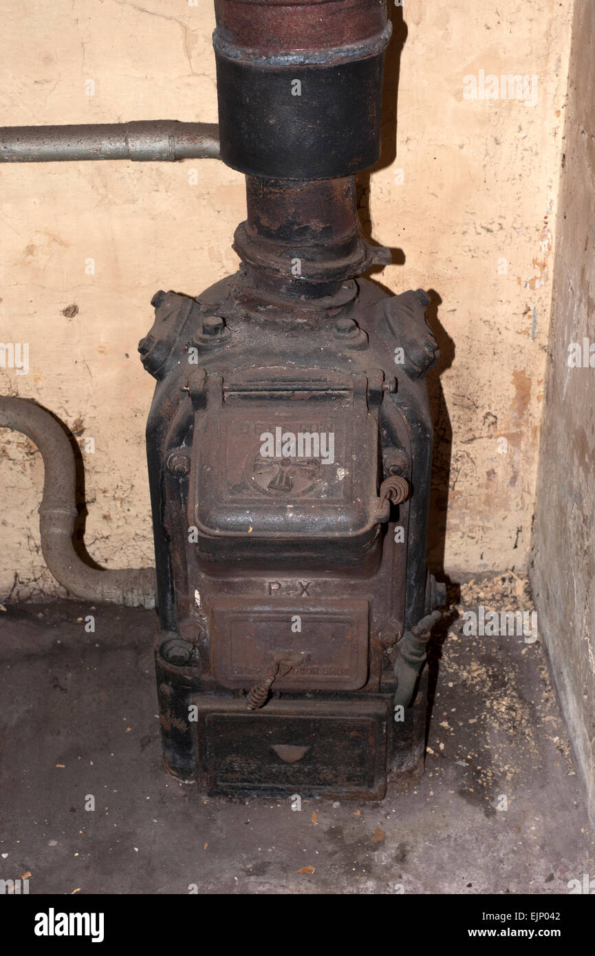 Un original de l'eau au charbon de beeston antique chaudière chauffage  trouvés derrière un faux mur au cours d'une rénovation de la propriété en  Angleterre Photo Stock - Alamy