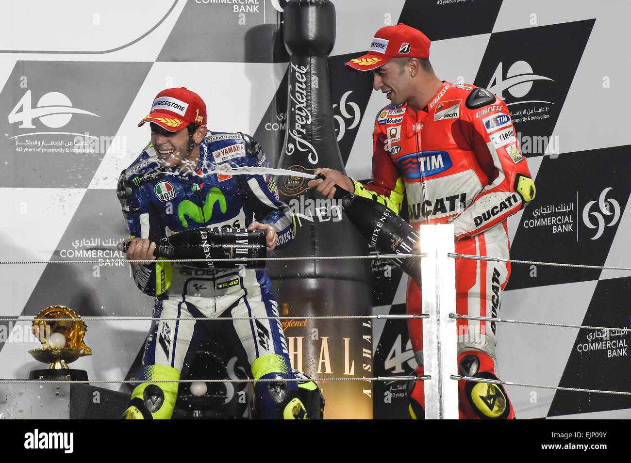 Losail, Doha, Qatar. 29 mars, 2015. Valentino Rossi et Andrea Iannone célébrer la victoire sur le podium lors du grand prix Commercial Bank du Qatar Crédit : Gaetano Piazzolla/Alamy Live News Banque D'Images