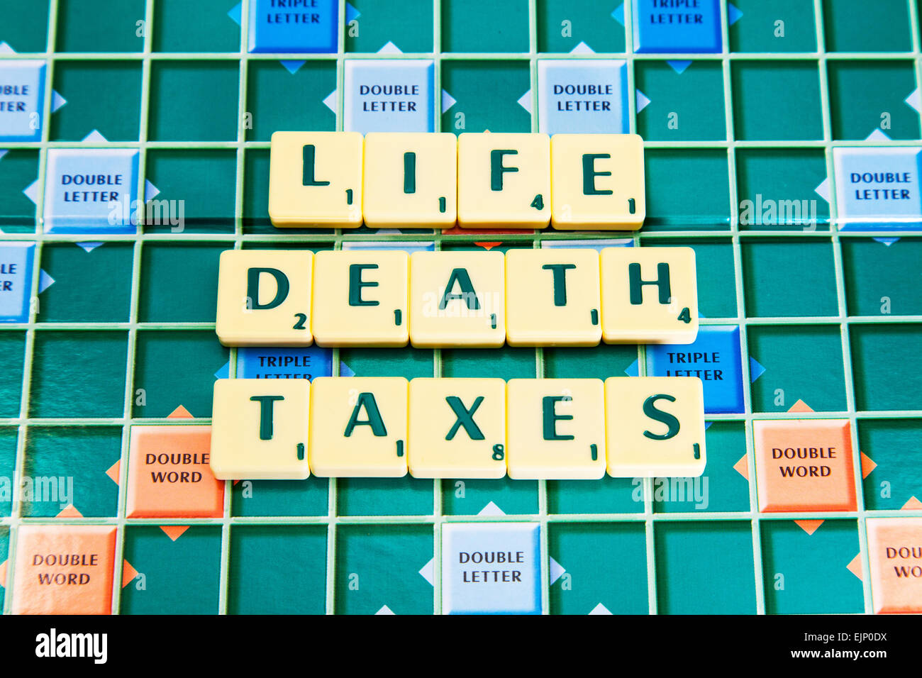 La mort vie impôts que 3 choses pour être sûr de la vie dans les mots en utilisant les tuiles de SCRABBLE pour illustrer l'orthographe spell out Banque D'Images