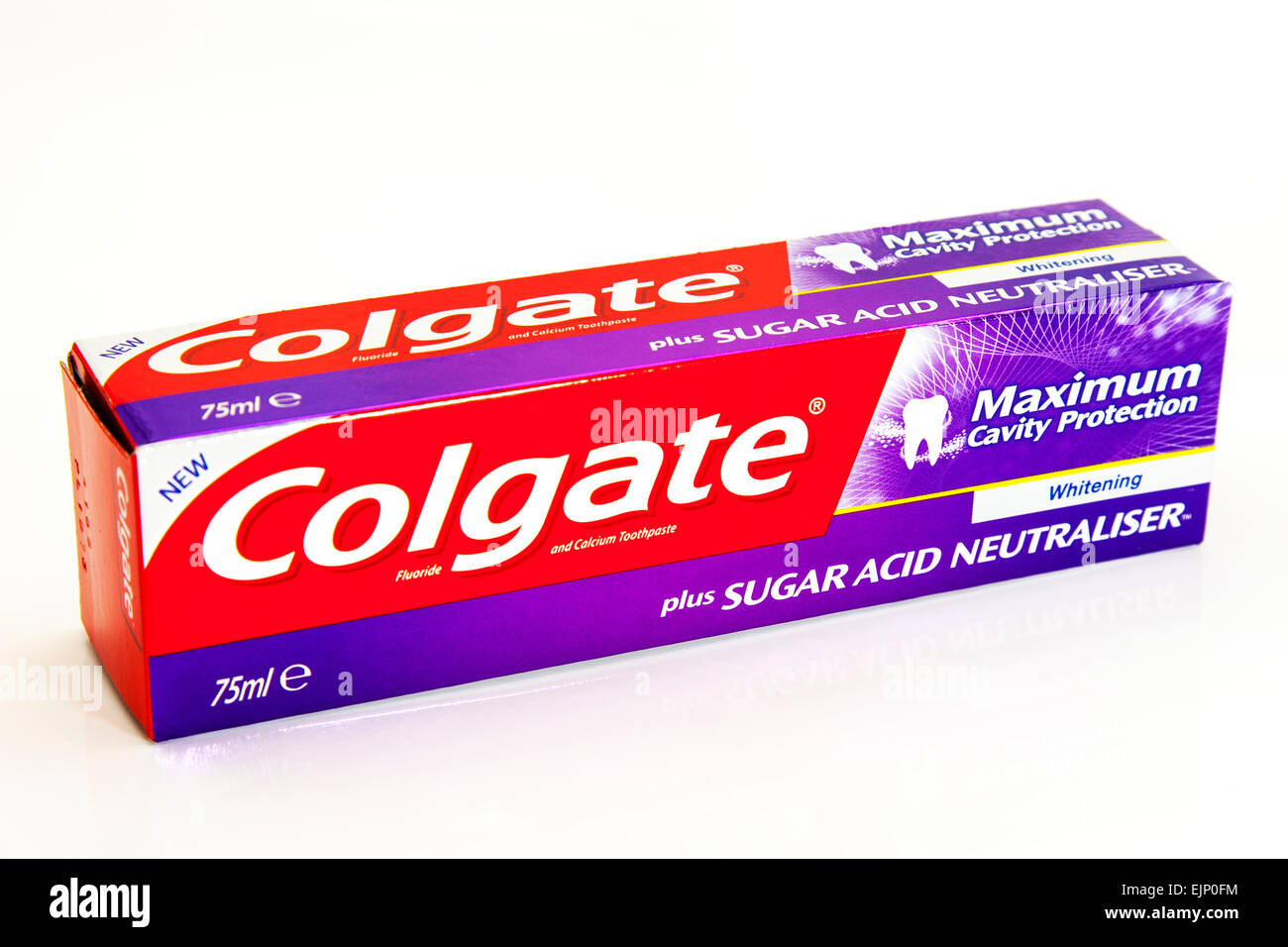 Dentifrice Colgate cavity protection box contenant 75ml découpe découper isolé sur fond blanc Banque D'Images