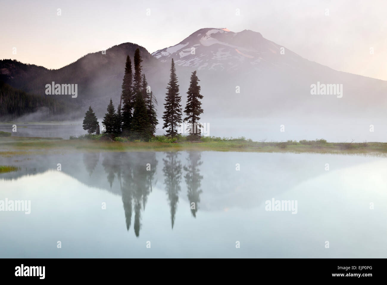 Ou01822-00...OREGON - Brume sur le lac d'étincelles et un reflet de la soeur du Sud dans le brouillard au lever du soleil dans la nationale Deschutes F Banque D'Images