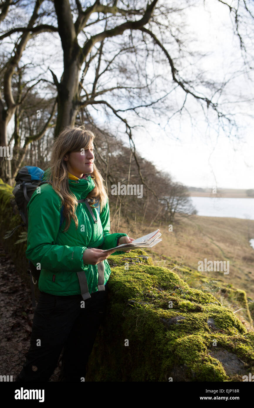 Lecture de cartes randonneur femme près de Malham Tarn , Yorkshire Banque D'Images