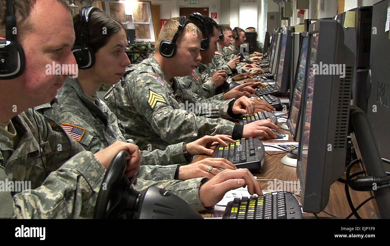 Une escouade de soldats suivent la communication et la prise de décisions au cours de missions virtuelles à la zone d'entraînement Grafenwoehr dans le cadre de l'Académie des sous-officiers de l'Armée de 7ème Cours de chef guerrier. NCO Academy enseigne le leadership dans l'environnement virtuel /-news/2009/02/10/16658-NCO-academy-enseigne-leadership-en-virtual-environnement/ Banque D'Images