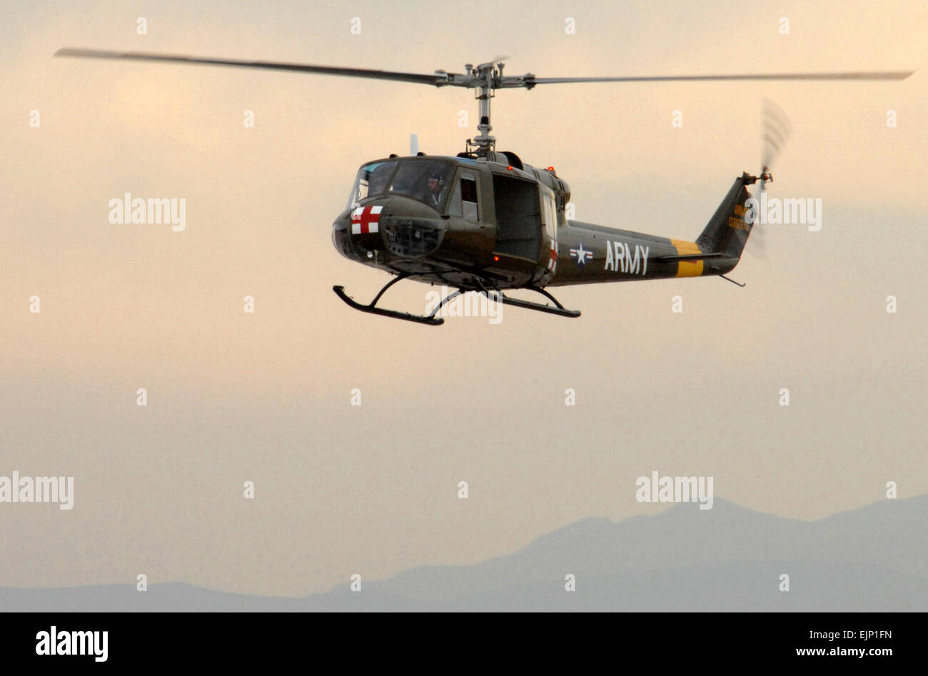 Un hélicoptère UH-1 Huey se prépare à terre pour prendre un pilote abattu lors d'une reconstitution de la guerre du Vietnam lors de la Nation d'aviation air show sur la base aérienne Nellis, Nevada, 9 novembre 2007. Nation d'aviation, qui est la première de l'Armée de l'air air show, est l'événement de synthèse de l'Armée de l'air année de célébration du 60e anniversaire. Le s.. Jeremy Smith Banque D'Images