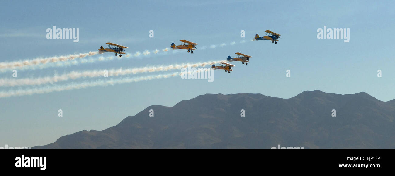 Première Guerre mondiale avion effectuer une nation d'aviation au cours de l'air show sur la base aérienne Nellis, Nevada, 10 novembre 2007. Nation d'aviation, qui est la première de l'Armée de l'air air show, est l'événement de synthèse de l'Armée de l'air année de célébration du 60e anniversaire. Le s.. Jeremy Smith Banque D'Images