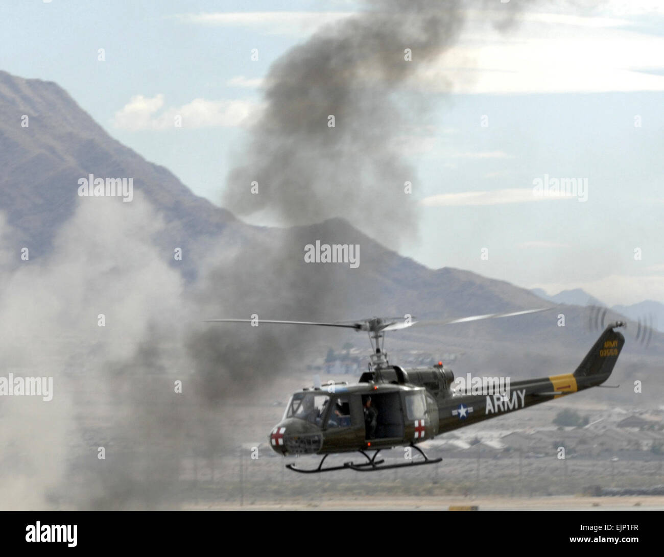 Un hélicoptère UH-1 Huey se prépare à terre pour prendre un pilote abattu lors d'une reconstitution de la guerre du Vietnam lors de la Nation d'aviation air show sur la base aérienne Nellis, Nevada, 11 novembre 2007. Nation d'aviation, qui est la première de l'Armée de l'air air show, est l'événement de synthèse de l'Armée de l'air année de célébration du 60e anniversaire. Le sergent-chef. Robert W. Valenca Banque D'Images