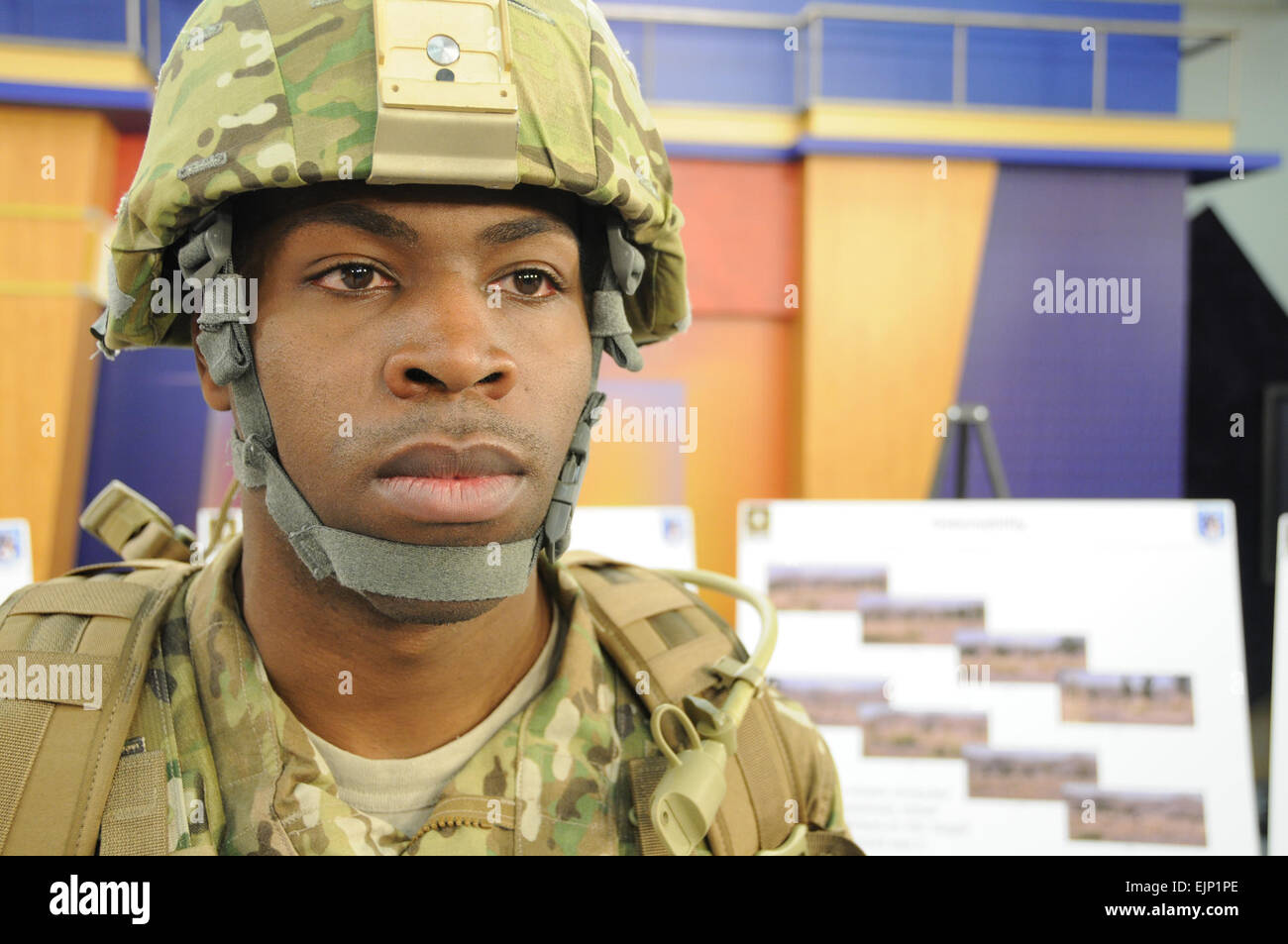 Soldat en tenue de combat Banque de photographies et d'images à haute  résolution - Alamy