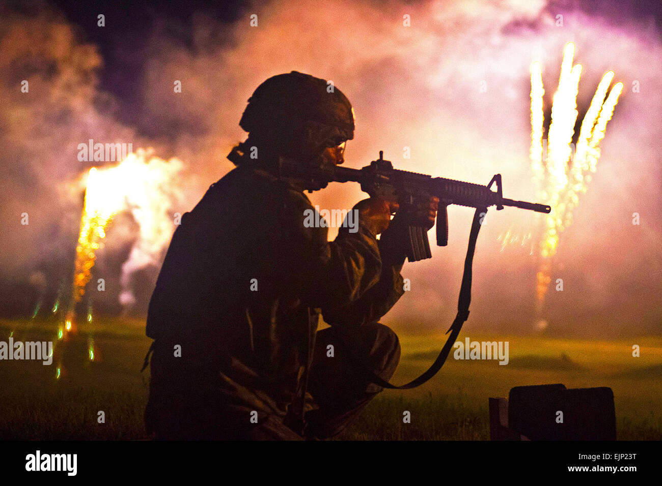 Une réserve de l'armée américaine 2013 concurrent meilleur guerrier, Sgt. Camille Kleparek, 63e 63e Commandement du soutien régional, les incendies RSC sa carabine M4 au cours de l'épreuve de qualification incendie nuit au Fort McCoy, au Wisconsin, le 26 juin. La nuit, le feu est l'un des nombreux événements qui vous aidera à déterminer qui se déplace sur le Département de l'Armée Concours meilleur guerrier. Le personnel. Le Sgt. Amanda Smolinski Banque D'Images