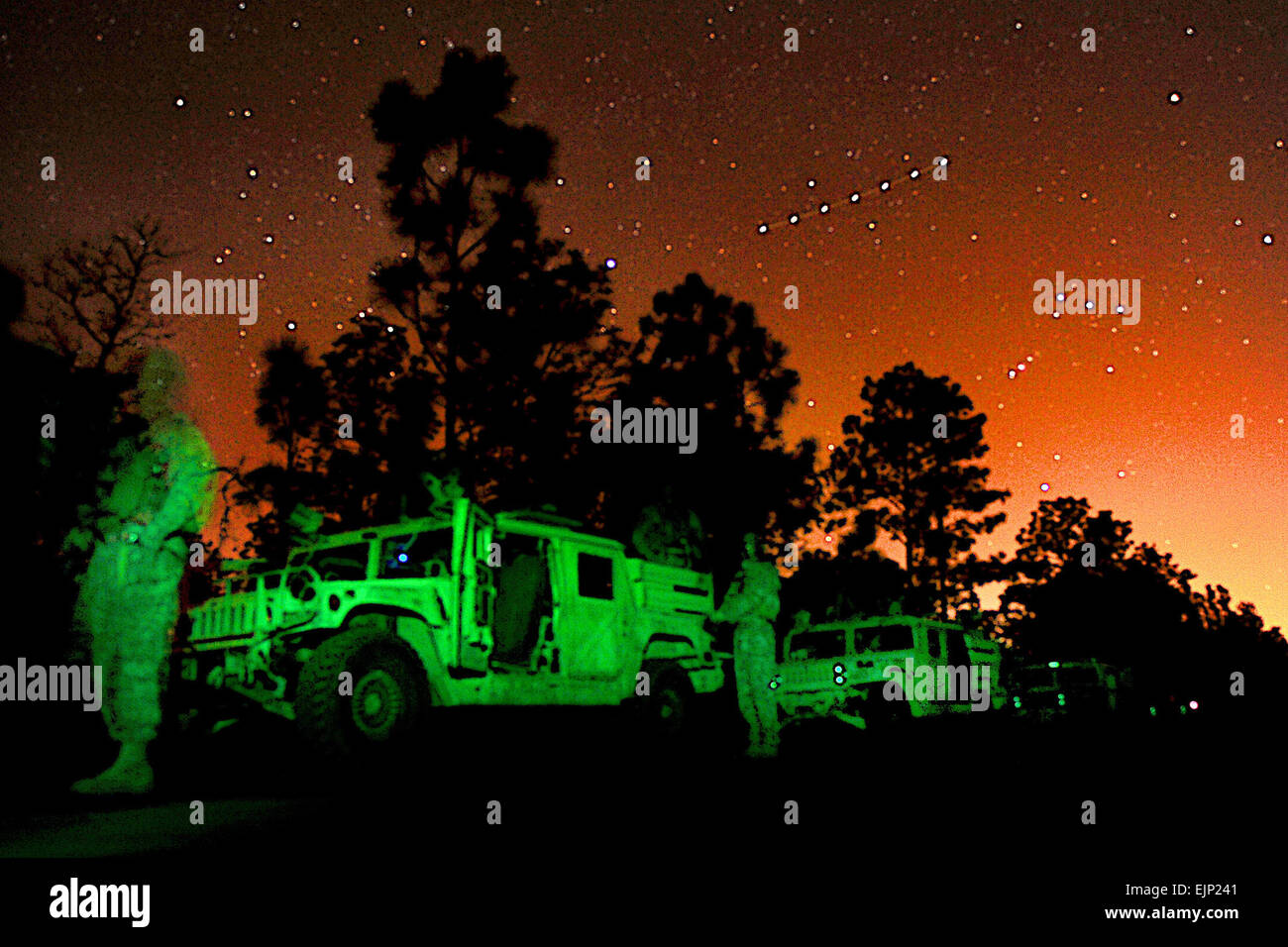 Comme vu par un dispositif de vision de nuit, les soldats de l'armée américaine de se préparer à une mission de formation dans le cadre de l'exercice guerrier émeraude près de Fort Walton Beach, Floride, le 15 mars 2010. Du personnel du commandement des opérations spéciales américaines mènent les 19 jours d'entraînement, qui fournit des troupes à l'occasion de participer à l'entraînement à la guerre urbaine réaliste à scénarios multiples sites le long de la côte du golfe de la Floride. Le s.. Lancaster d'argile Banque D'Images