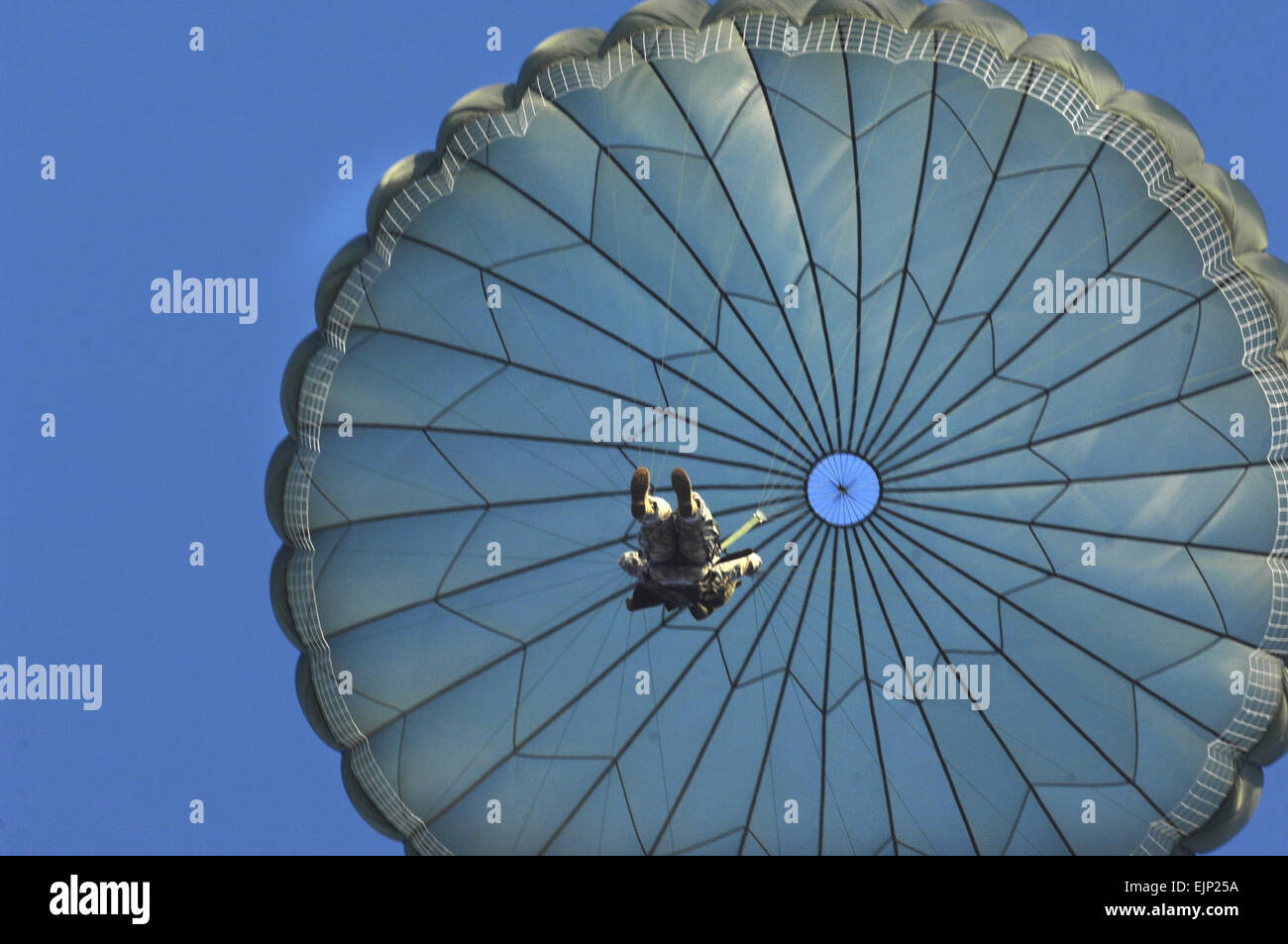 Un parachutiste de l'armée américaine avec la 82e Division aéroportée parachutes à partir d'un C-130 Hercules au cours de l'Opération Goutte Jouet 2007 à base de la Force aérienne de Pope, N.C., 8 décembre 2007. La 10e édition de Randy Oler Opération memorial Toy Drop organisé par l'armée américaine des affaires civiles et des Opérations Psychologiques aéroporté de commandement est un échange d'insignes de l'étranger et les services communautaires pour appuyer les militaires et locales dans la région de Fayetteville. Micky Bazaldua Senior Airman Banque D'Images