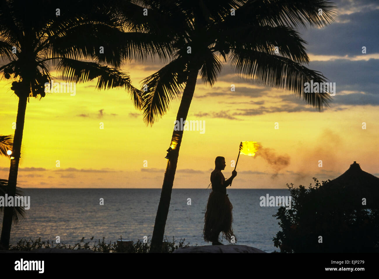 Coucher du soleil fidjienne traditionnelle cérémonie d'allumage de la flamme. .Pacifique Sud Fidji Banque D'Images