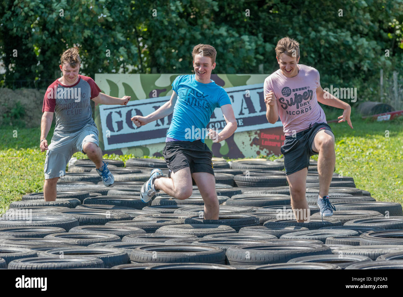 Adolescents sur un parcours du combattant. L'Angleterre. UK Banque D'Images