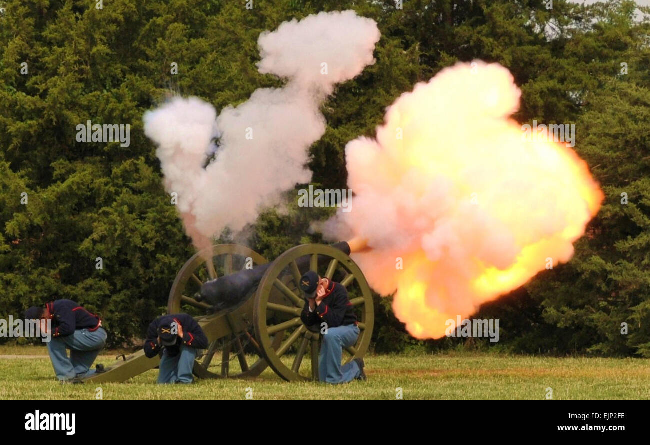 Les artilleurs du 1er Bataillon, 7e Régiment d'artillerie lourde, 2e Brigade Combat Team, 1re Division d'infanterie, le feu "Ancienne gloire" pour signifier le début de la brigade de la cérémonie de changement de responsabilité le 11 mai sur la colline de Fort Riley Custer défilé Champ. Old Glory est une réplique d'un modèle 1855 Trois pouces explosés Cannon. Le Sgt commande. Le major Christopher Gilpin a pris le poignard de la Brigade sous-top spot à partir de la commande du Sgt. Le major Lewis Rodney durant la cérémonie. Mollie Miller, 1er Inf. Div. Affaires publiques Banque D'Images