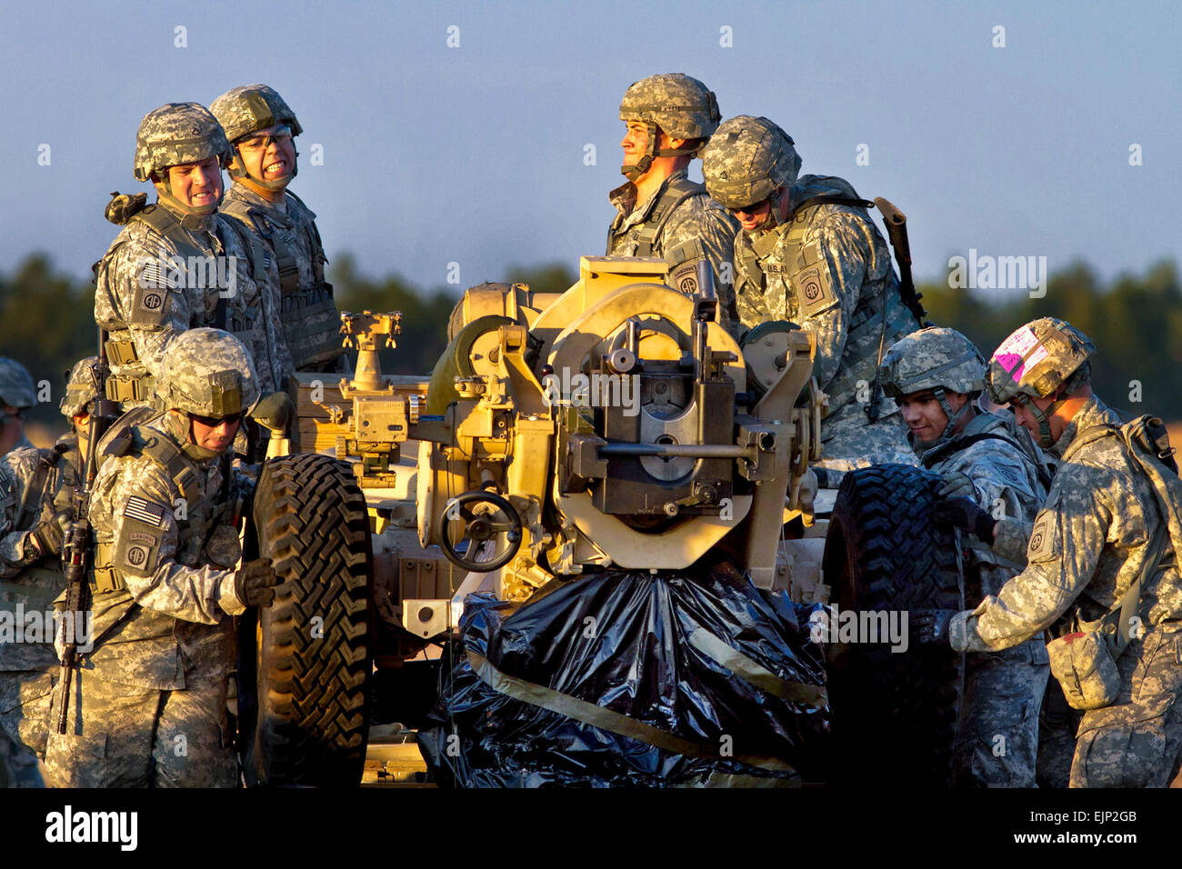 Avec des parachutistes du 3e bataillon du 319e Régiment d'artillerie, 1e Brigade Combat Team, 82e Division aéroportée, supprimer un M119A2 105mm Howitzer de sa descente de l'air le 3 décembre 2010, d'emballage, lors d'un exercice d'entraînement à Fort Bragg, N.C. Les Parachutistes' objectif est d'être en mesure de tirer le canon dans les 20 minutes de la première sortie de l'avion de cavalier. Le Sgt. Michael J. MacLeod Banque D'Images